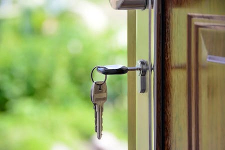 Clé dans une serrure avec une porte en bois